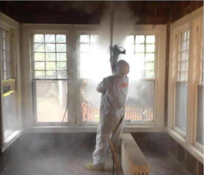 A picture of a SERVPRO Professional using dry ice blasting.
